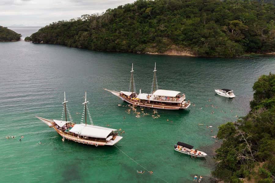 Adventures in Angra and Ilha Grande with Guide and Lunch - Boarding the boat at Angra dos Reis