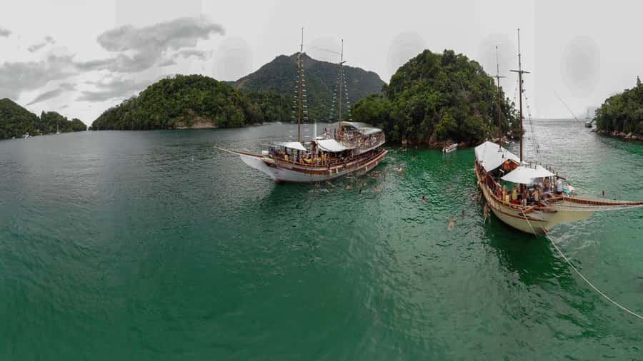 Angra dos Reis: Boat Tour in Ilha Grande and Lagoa Azul - Lagoa Azul: the best first swim
