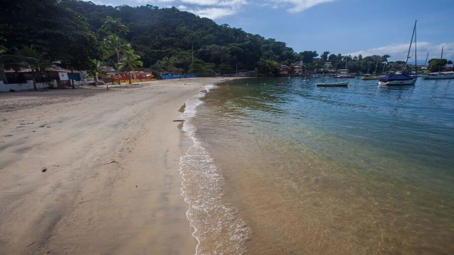Angra dos Reis: Boat Tour in Ilha Grande and Lagoa Azul - Praia de Araçá for a quieter change of pace