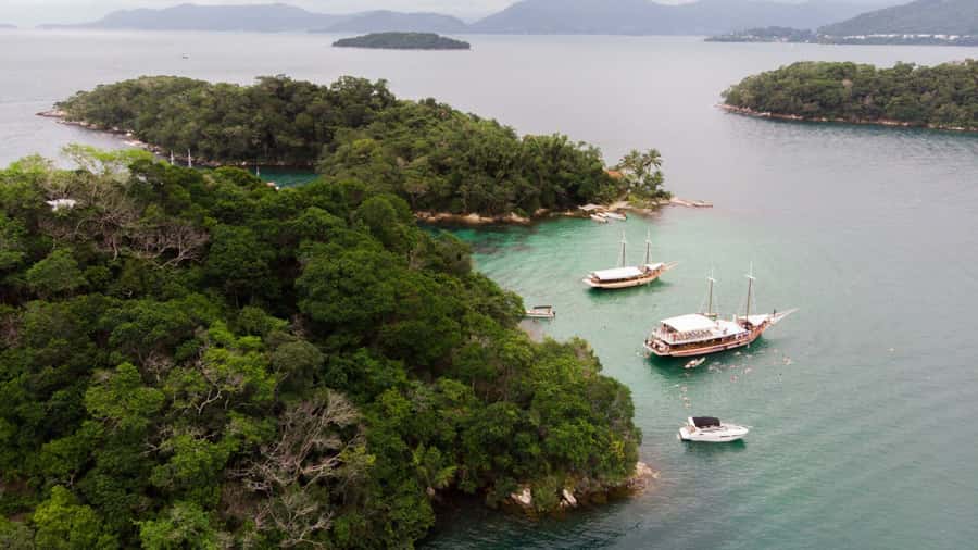 Angra dos Reis: Boat Tour in Ilha Grande and Lagoa Azul - Starting at Santa Luzia in central Angra