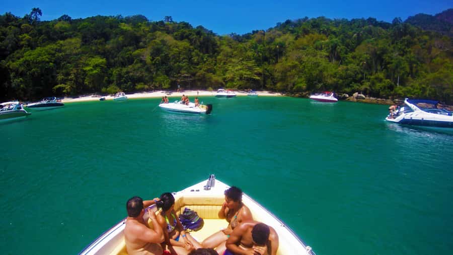 Angra dos Reis: Super Lagoa Azul Speedboat Tour - Araçá Beach and its quieter setting