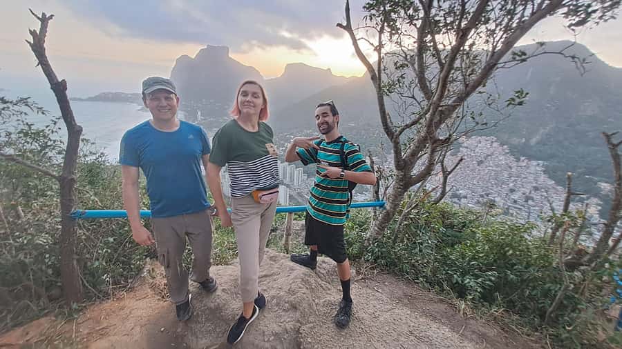 AVenturismo 2 Irmãos hill + Vidigal Favela - The climb to the big brother peak
