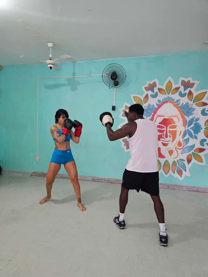 BOXE CLASS - EX BAHIAN CHAMPION (SALVADOR-BA) - The first lessons: stance, footwork, and balance