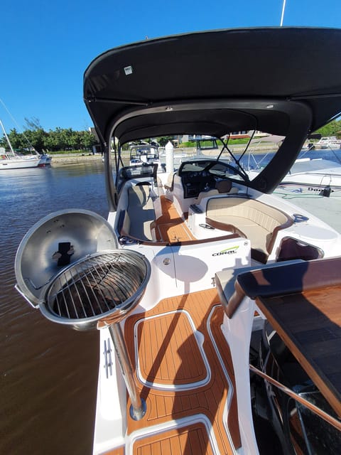Búzios: Speedboat tour of 2 islands and 11 beaches - The barbecue is the social centerpiece