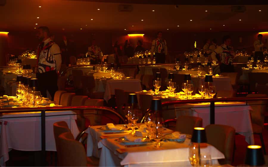 By Night Tour: Roxy Dinner Show & Transfer - Aquel Abraço brings color, lights, and movement