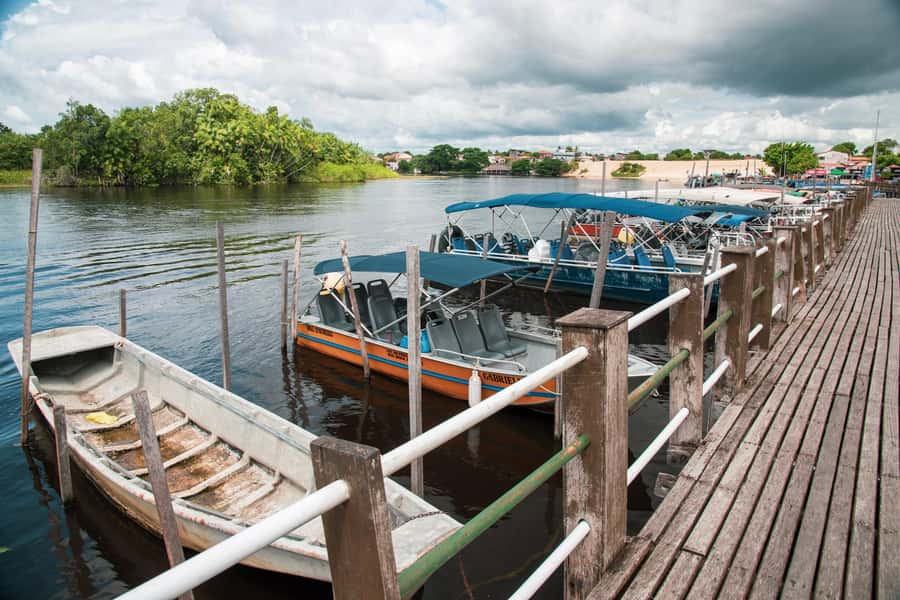Caburé - Boat tour on the Rio Preguiças - Cruising past mangroves on the Rio Preguiças