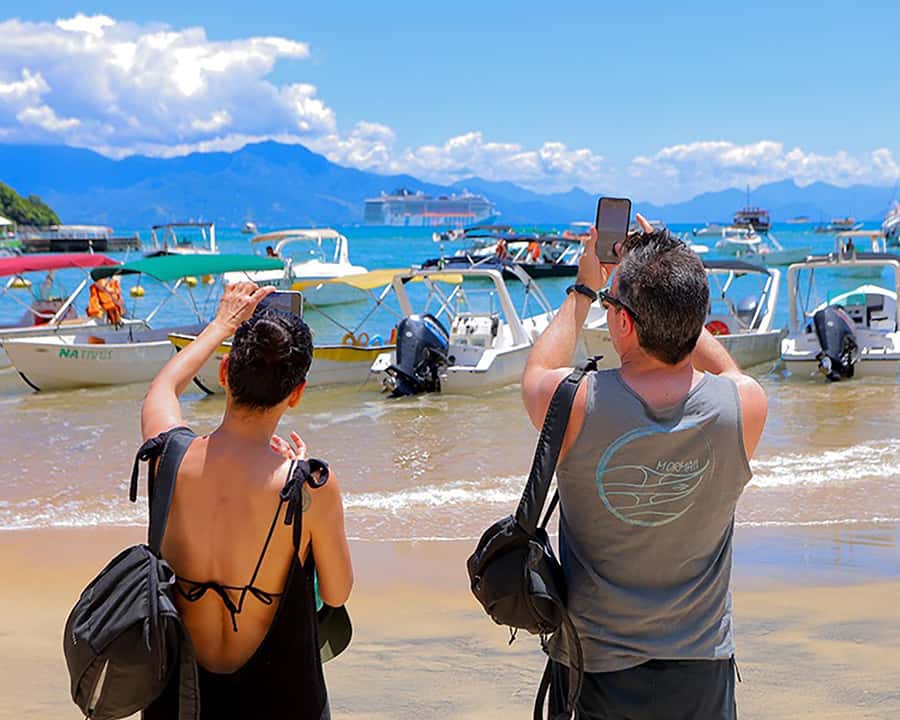 Discover Ilha Grande on a Boat Tour - Departing from Angra - Flutuante Lagoa Verde and the changing rhythm of the route
