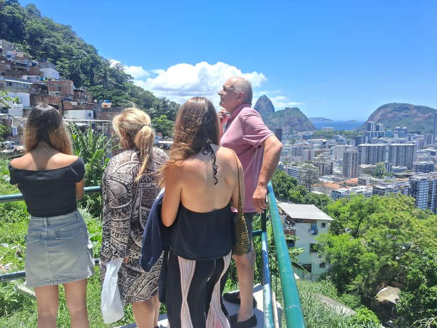 Favela Santa Marta: Walking Tour with local guide - Walking past homes, murals, and local projects