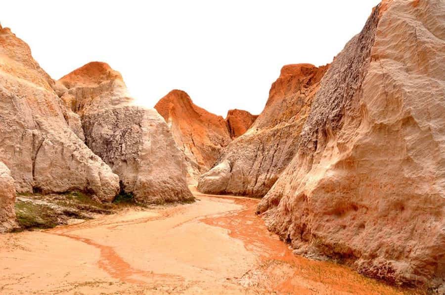 Fortaleza: Tour to Morro Branco and Fontes Beach - Morro Branco and the colors beneath your feet