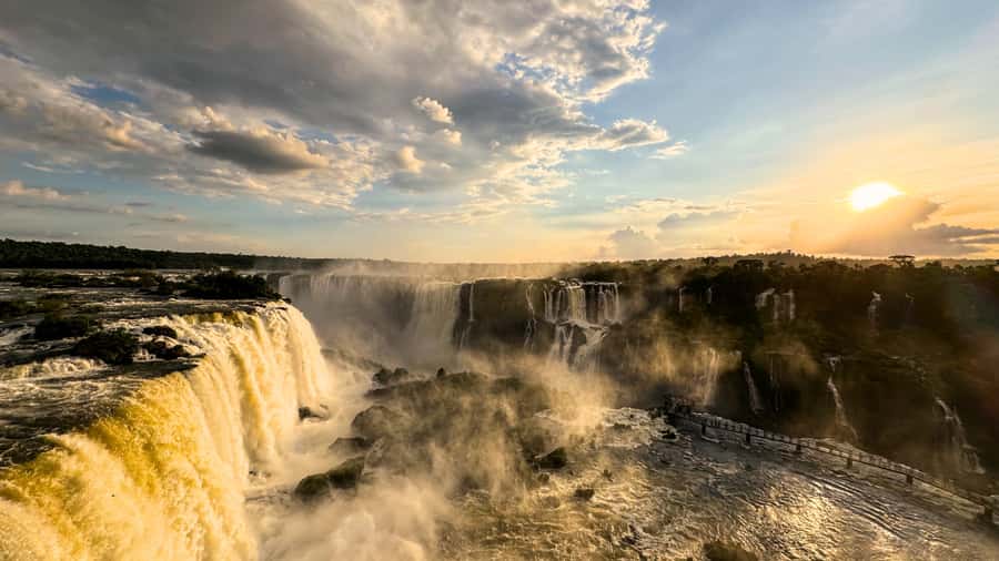 From Foz do Iguaçu: Sunset at the Falls - Key points at a glance