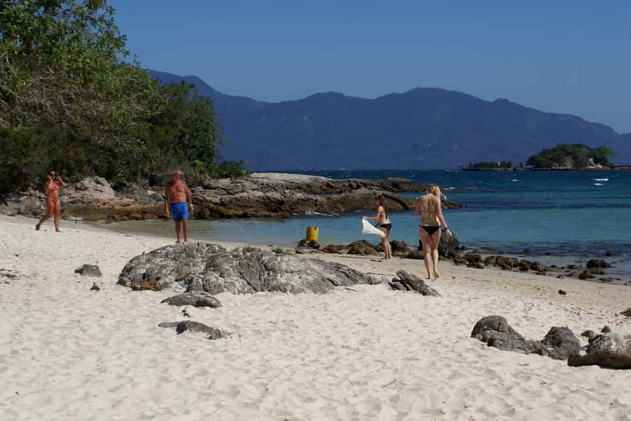 From Rio: Full-Day Angra dos Reis Cruise & Island Tour - Watching for wildlife along the coast