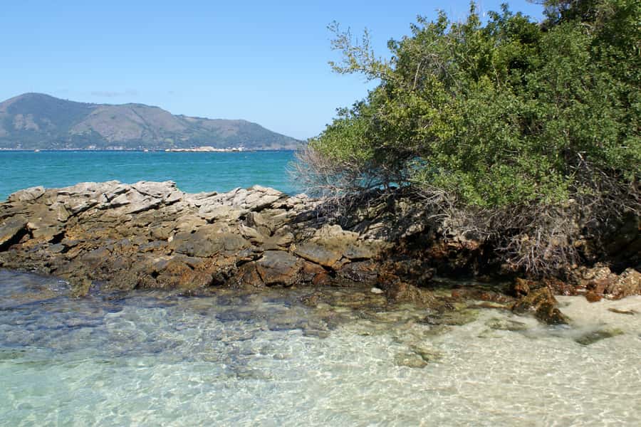 From Rio: Full-Day Angra dos Reis Cruise & Island Tour - Boarding the schooner in Angra dos Reis