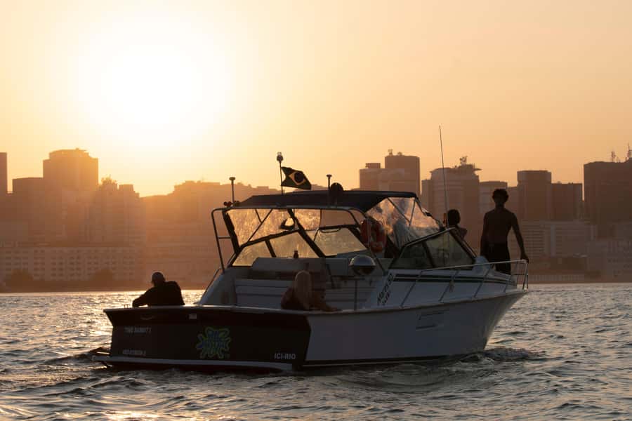 Glória: Sunset Speedboat Cruise with Drinks and Snacks - Niterói MAC and the best photo stop