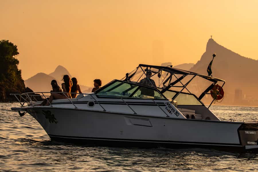 Glória: Sunset Speedboat Cruise with Drinks and Snacks - Museum of Tomorrow and the eastern bay
