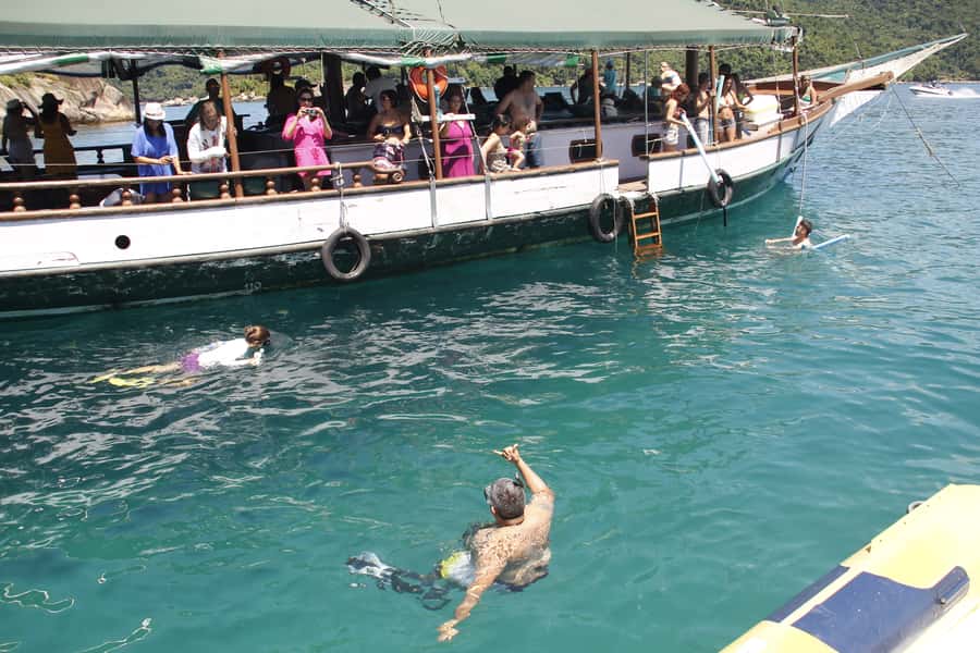 Half-Day Schooner Cruise and Snorkeling in Paraty Bay - Red Beach closes the water circuit