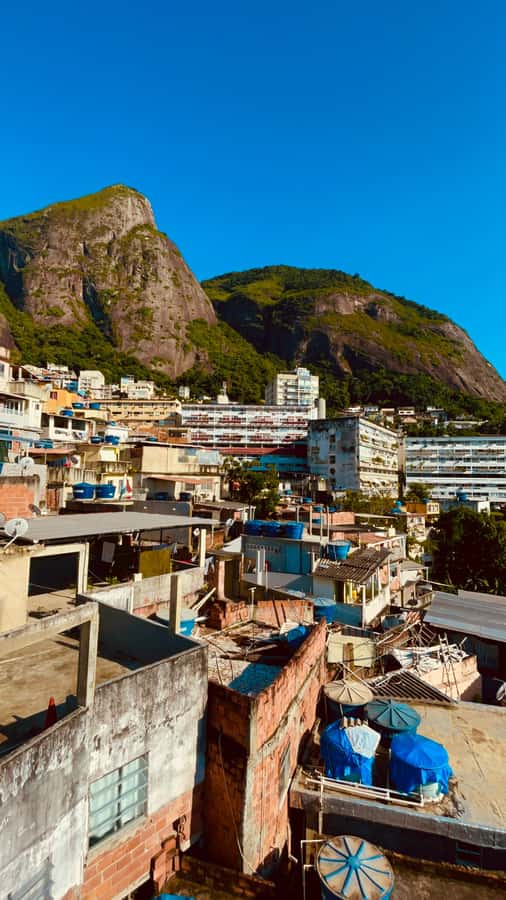 Hike Dois Irmãos + Vidigal Favela Experience - Who should book this hike?