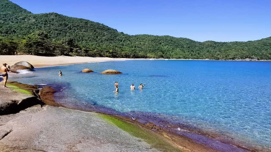 Ilha Grande: 360° Circumnavigation Speed Boat Tour - 8h - Parnaioca: one hour on a remote beach