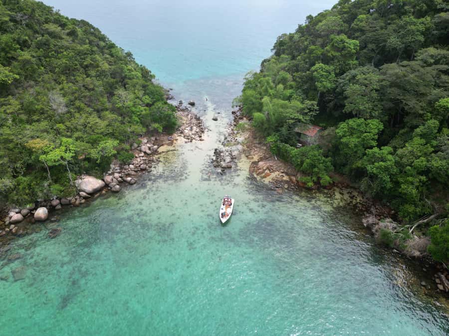 Ilha Grande: 6-Hour Speedboat Tour to Blue and Green Lagoons - Meeting at Caiçara Turismo in Vila do Abraão