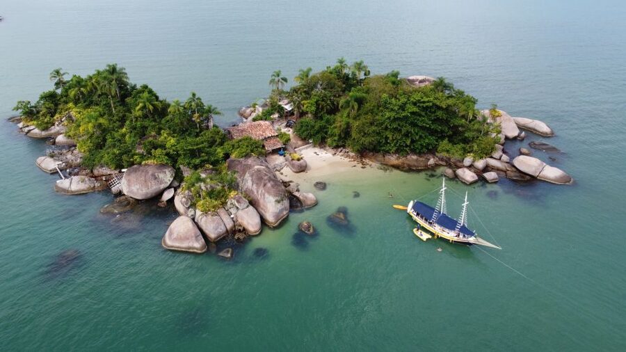 Paraty Bay: Islands & Beaches Boat Tour with Snorkeling - Floaties, paddleboards, and optional water activities