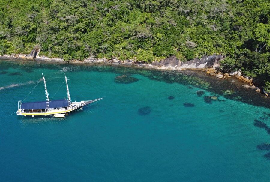 Paraty Bay: Islands & Beaches Boat Tour with Snorkeling - Crew, comfort, and the Portuguese-only setting