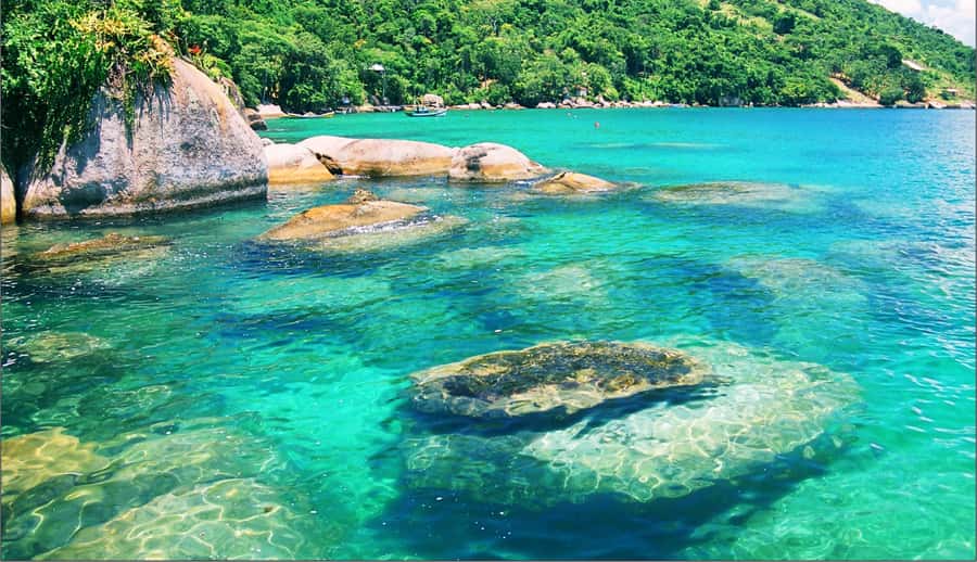 Paraty: Schooner Boat Tour with Beaches and Snorkeling - Boarding a schooner with an open swim platform
