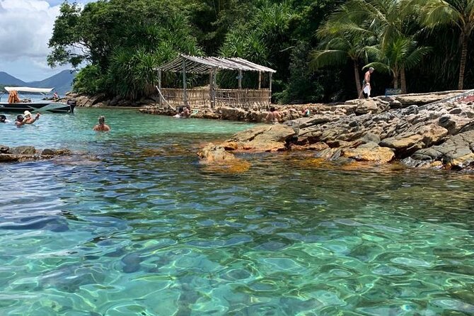 Private VIP Paradise Ilha Grande Speed Boat and Transfer from Rio - Saco do Ceu: lunch with the boat tied nearby