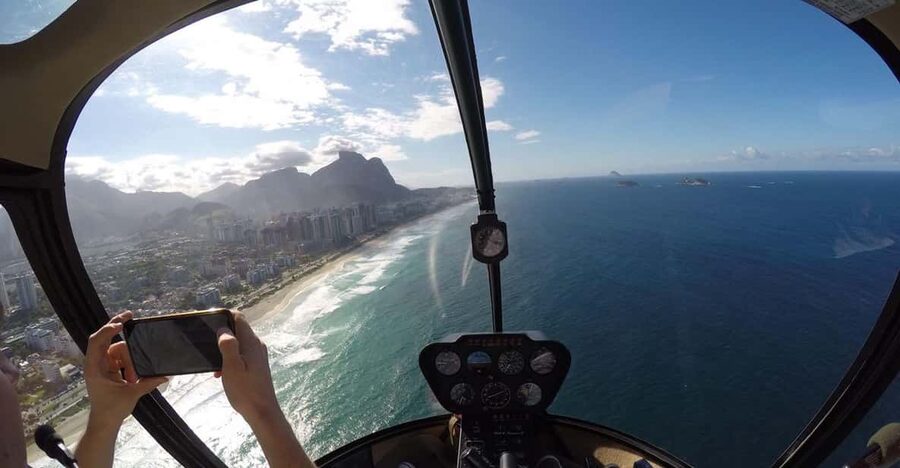 Rio de Janeiro: 30-Min Helicopter Ride with Transfers - Small group size and the pilot experience