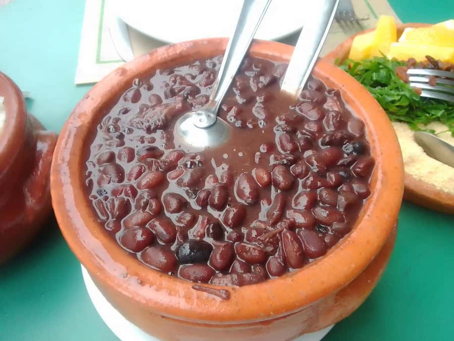 Rio de Janeiro: Barra da Tijuca Walk & Food Tour with Drinks - Sampling Brazilian dishes along Olegário Maciel Avenue