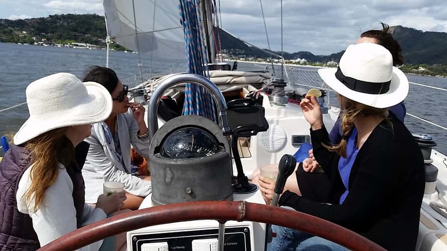 Rio de Janeiro: Guanabara Bay Sunset Sailing Tour & Drinks - Drinks, snacks, and the social rhythm onboard