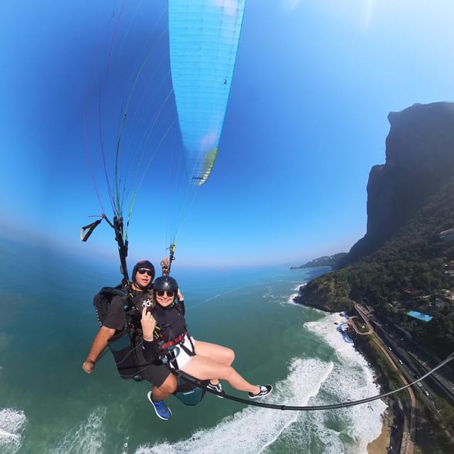 Rio de janeiro : Paragliding Tandem Flights over Rio - Landing at São Conrado Beach