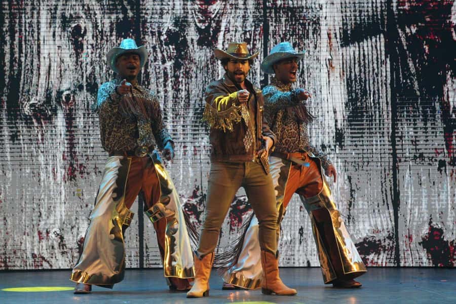 Rio de Janeiro: Roxy Dinner Show with Hotel Pickup - Aquele Abraço brings five regions of Brazil to the stage