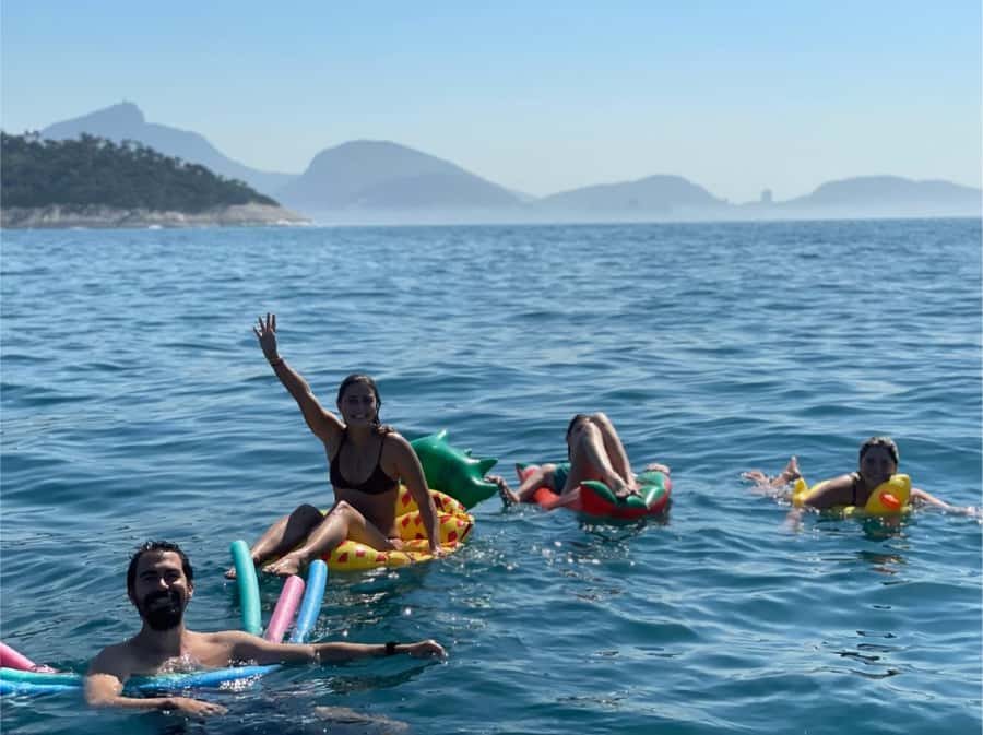 Rio de Janeiro: SpeedBoat Tour - Beach Tour with Beer - Niterói, the museum, and Guanabara Bay