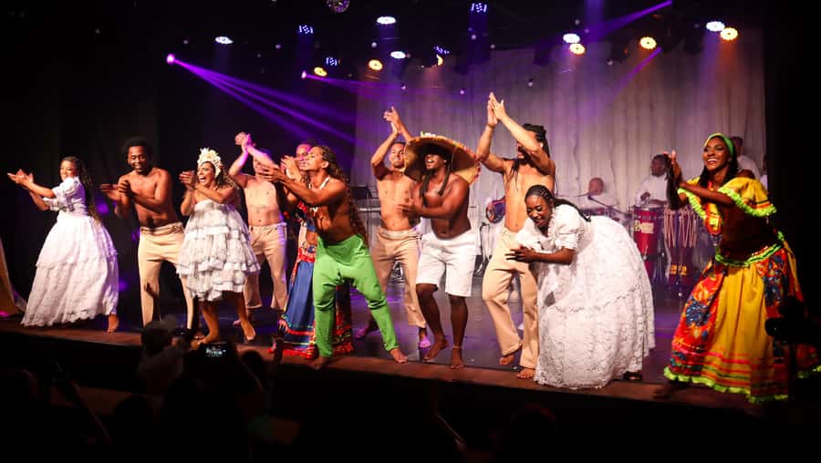 Rio: Ginga Tropical Samba and Folklore Show Ticket - Photos with the performers