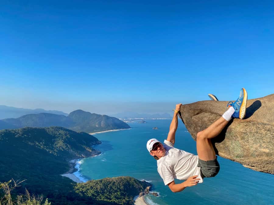 Rio: Pedra do Telégrafo Hiking & Relax in a Wild Beach - Reaching Telegraph Rock and setting up the photo