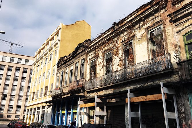 Rio's city walking tour: a glimpse of history and olympic legacy - Uruguaiana Street reveals downtown life