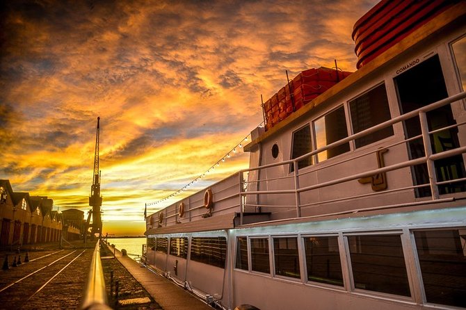 Sailing in Guaíba with White Swan Boat - Porto Alegre - The bilingual narration and onboard atmosphere