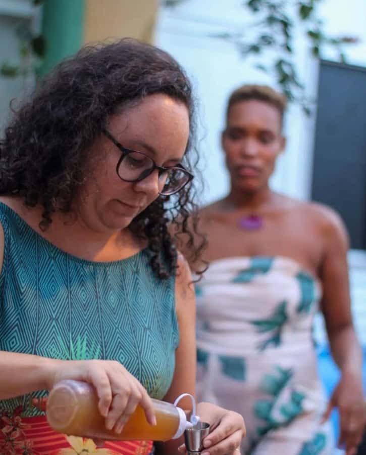 Salvador: Caipirinha Masterclass with Unlimited Drinks - Making a caipirinha instead of merely ordering one
