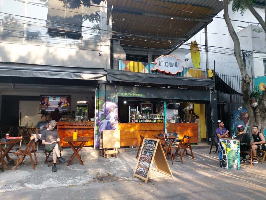 São Paulo: Bar and Street Art Crawl with Local Guide - Leticia’s guiding style and group atmosphere