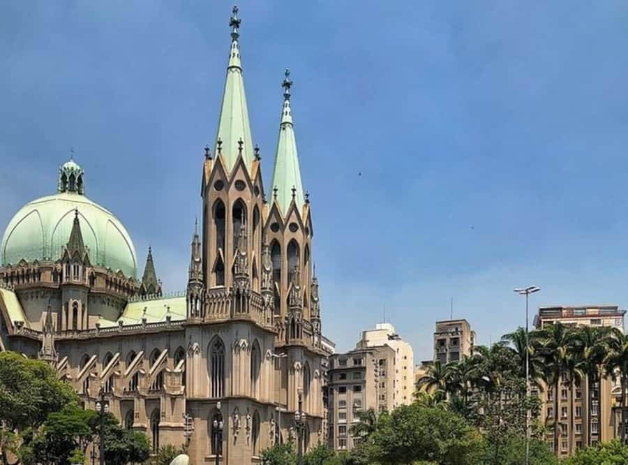 São Paulo : Highlights Walking Tour With A Guide - Building Beauty Odontologia and the final photo stop