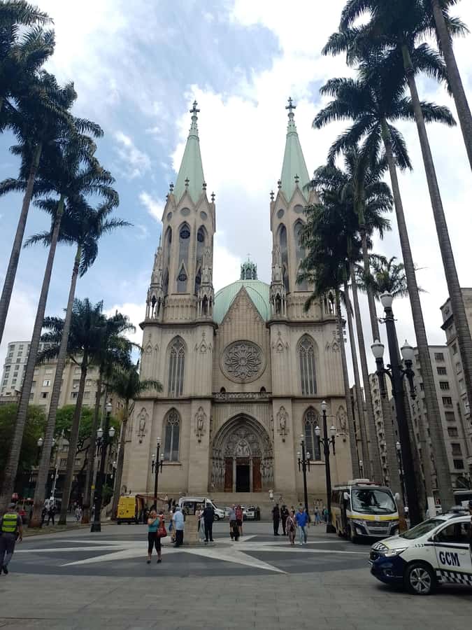 Special tour 8 hour (walking tour + nightlife ) - What makes the guide important